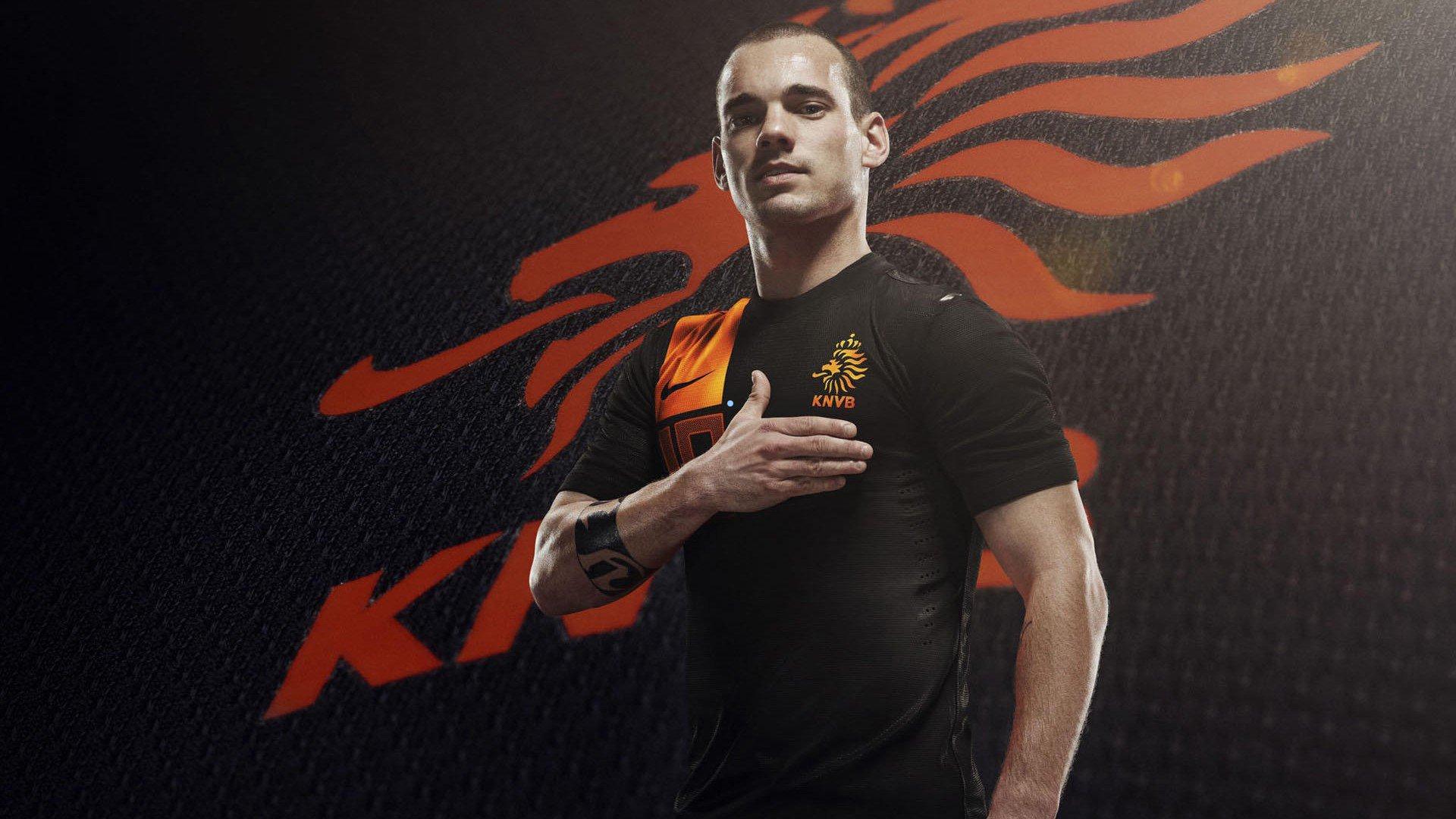 半场战报，纽卡斯尔1-2落后利兹联，巴恩斯阿伦森建功，勒温助攻点射追分