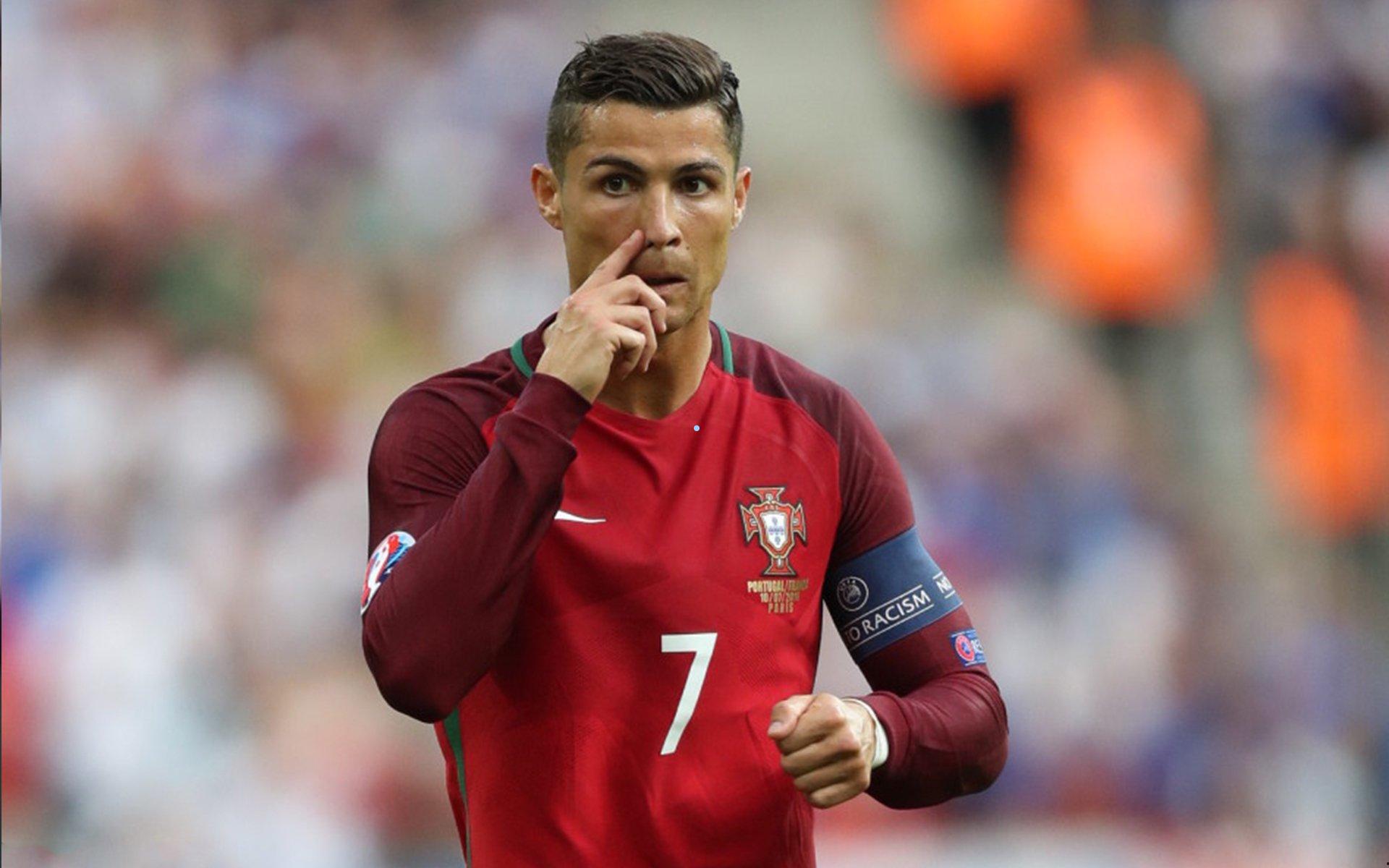 年度争议风暴！巴萨队长拉菲尼亚无缘FIFA最佳阵容，妻子怒斥评选忽视西甲表现